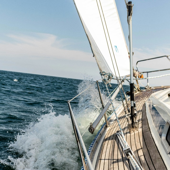 Sailboat cutting through waves under a taut sail